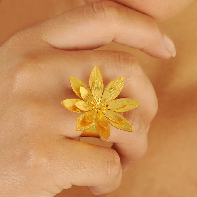 Resiliencia Lotus Flower Ring