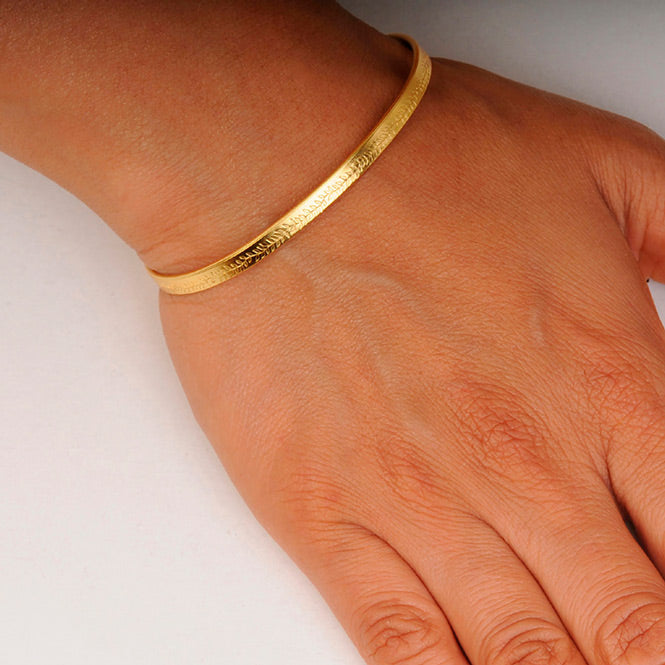 Renacer Laurel Branch Hoop Bracelet