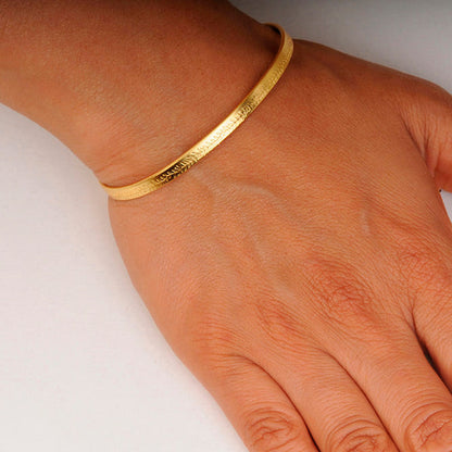 Renacer Laurel Branch Hoop Bracelet