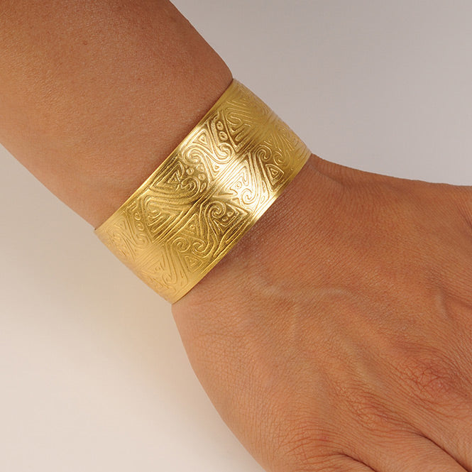 Sinu Embossed Rigid Bracelet